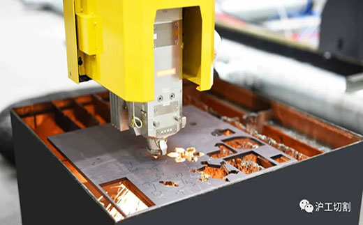 优发国际10米大幅面龙门光纤激光切割机细腻圆孔高品质切割