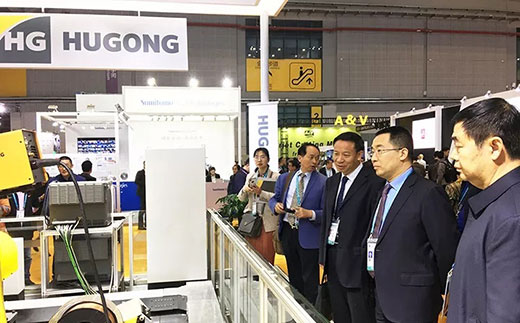 河南省鹤壁市市长莅临优发国际意大利CEA展位